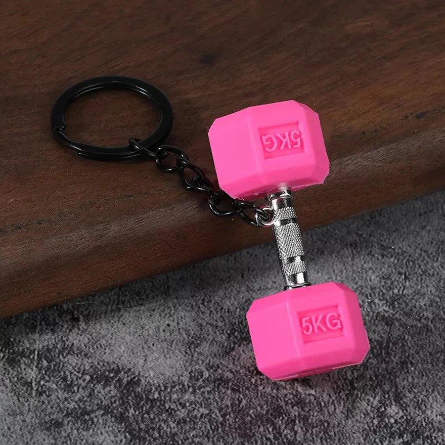 Roze dumbbell-sleutelhanger met chromen handvat en 5KG-opschrift