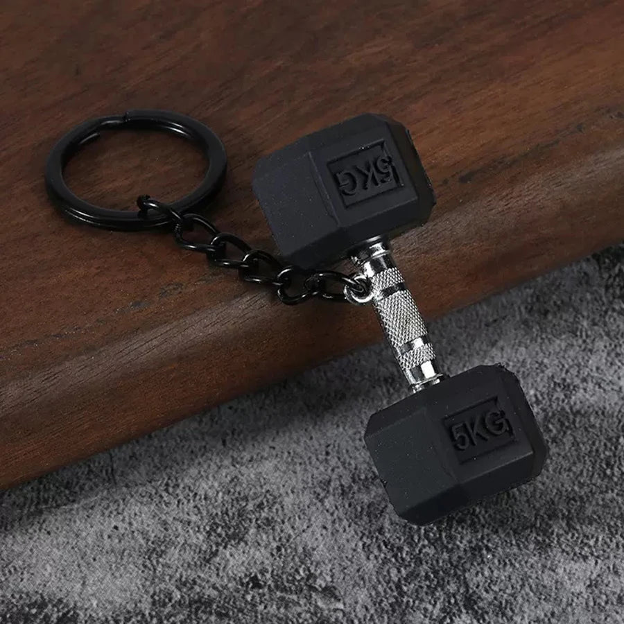 Zwarte dumbbell-sleutelhanger met chromen handvat en 5KG-opschrift