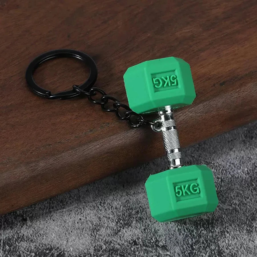 Groene dumbbell-sleutelhanger met chromen handvat en 5KG-opschrift